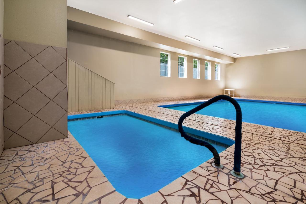 Surestay Plus Hotel By Best Western Topeka Exteriör bild