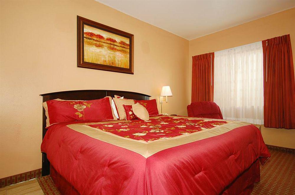 Surestay Plus Hotel By Best Western Topeka Rum bild